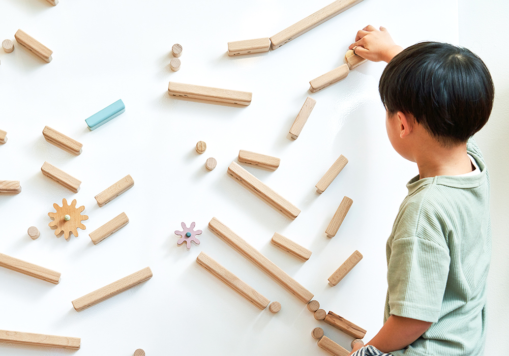 壁で遊ぶ木のおもちゃ【ゆとり玩具クッコル】を導入！自由な創造を楽しみながら、創造力を育もう@厚木及川店・画像
