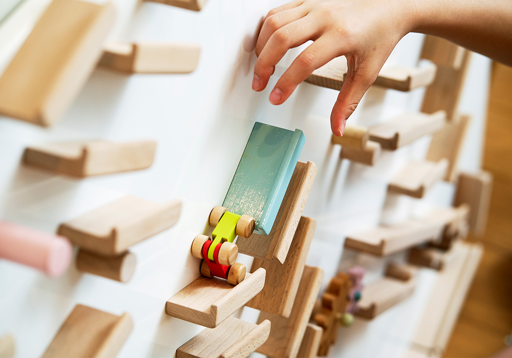 壁で遊ぶ木のおもちゃ【ゆとり玩具クッコル】を導入！遊びながら自由な創造を楽しもう@厚木及川店・画像