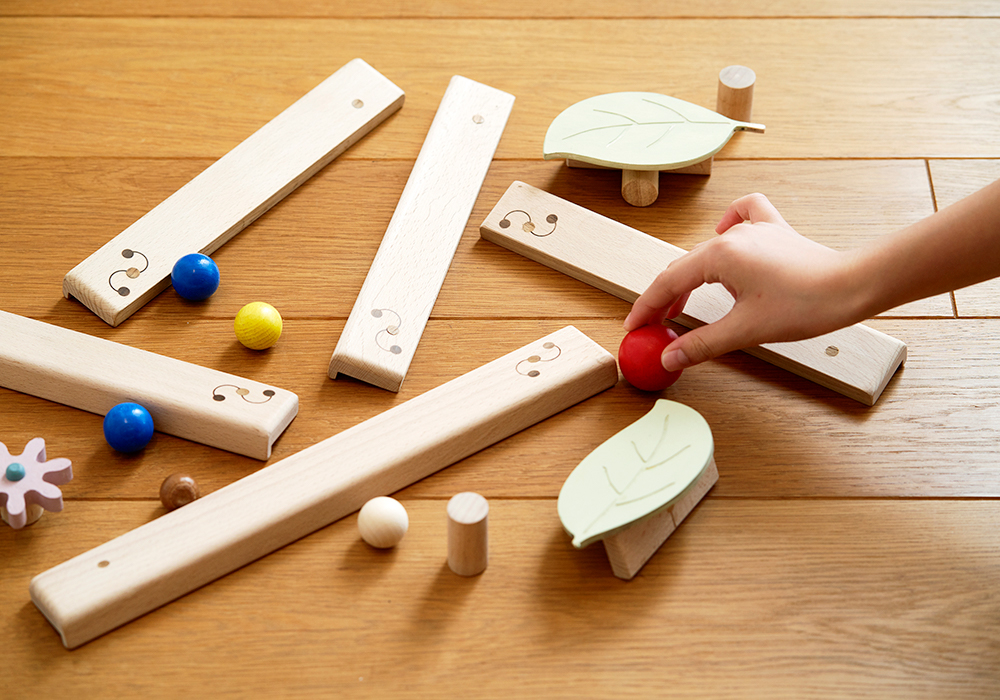 壁で遊ぶ木のおもちゃ【ゆとり玩具クッコル】を導入！遊びながら自由な創造を楽しもう@厚木及川店・画像