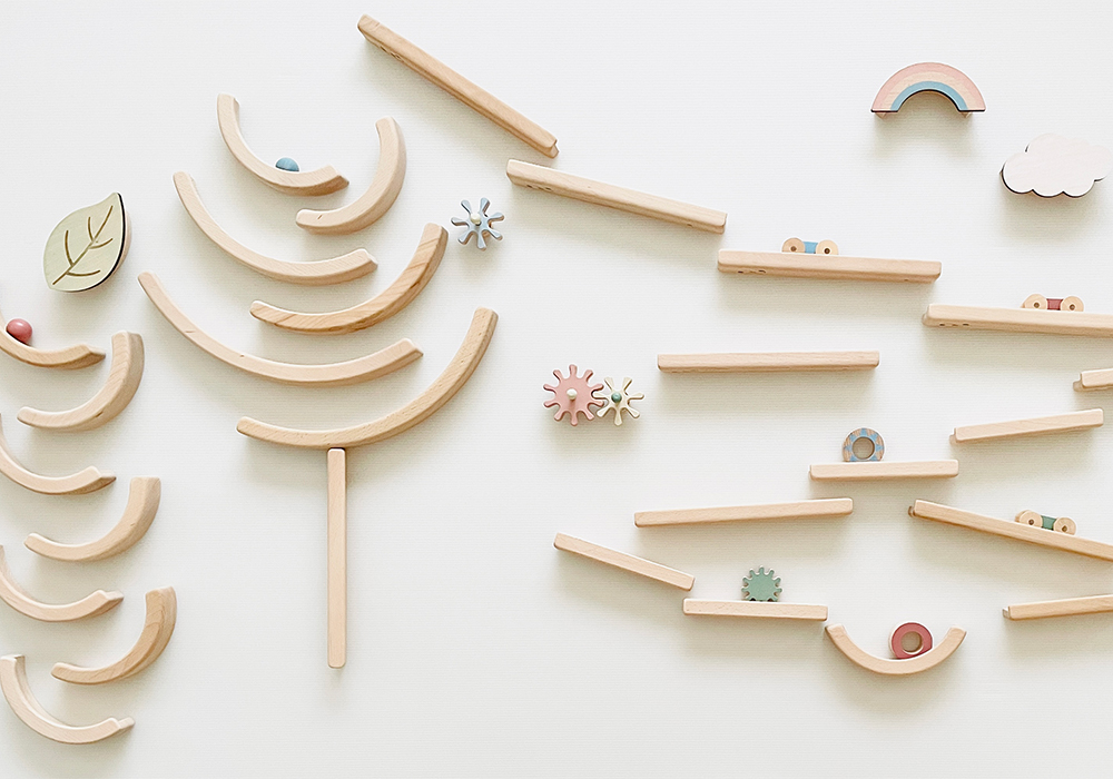 壁で遊ぶ木のおもちゃ【ゆとり玩具クッコル】を導入！遊びながら自由な創造を楽しもう@厚木及川店・画像