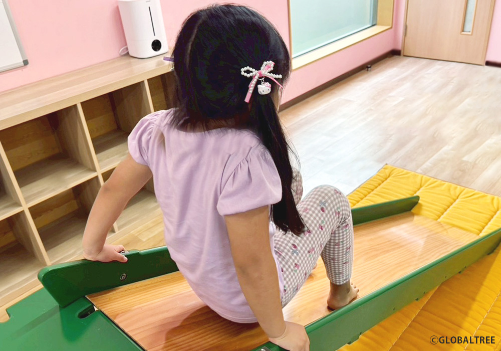 全身を使って楽しく挑戦！バリエーション豊かな動きを経験できる【巧技台】で遊びながら、心身の健やかな成長につなげます＠城東店・画像