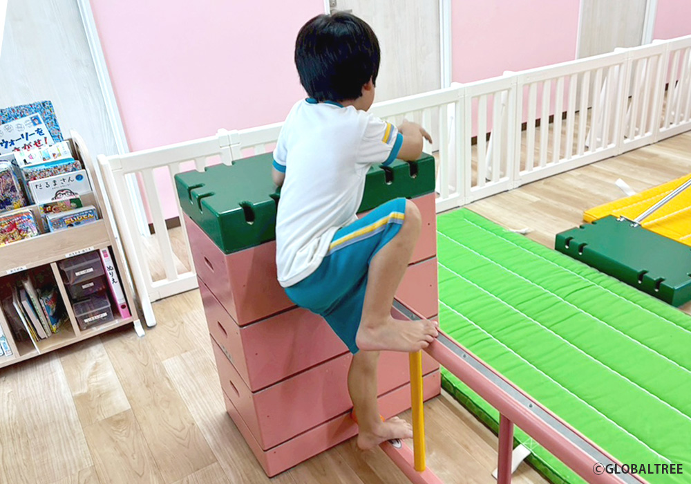 全身を使って楽しく挑戦！バリエーション豊かな動きを経験できる【巧技台】で遊びながら、心身の健やかな成長につなげます＠城東店・画像