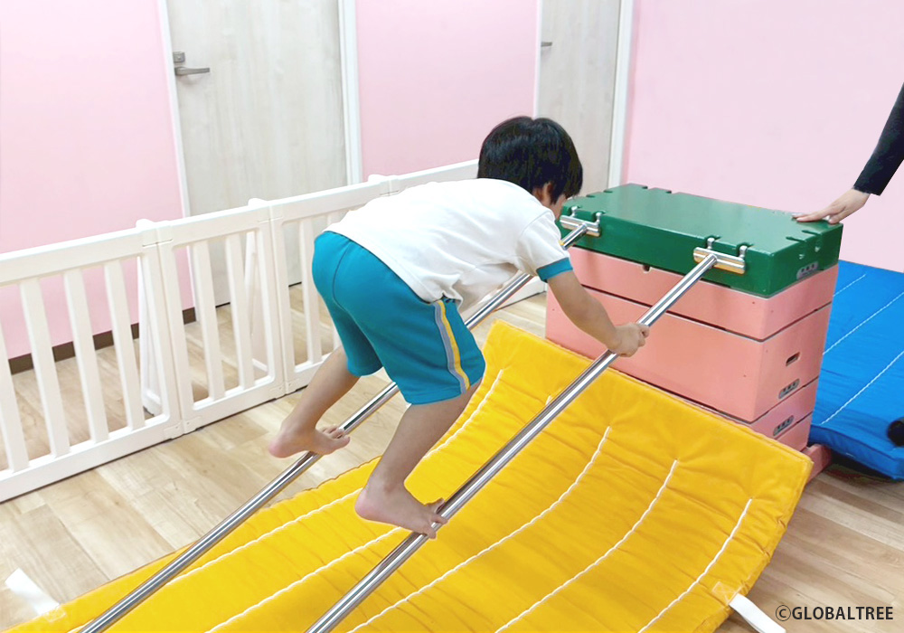 全身を使って楽しく挑戦！バリエーション豊かな動きを経験できる【巧技台】で遊びながら、心身の健やかな成長につなげます＠城東店・画像