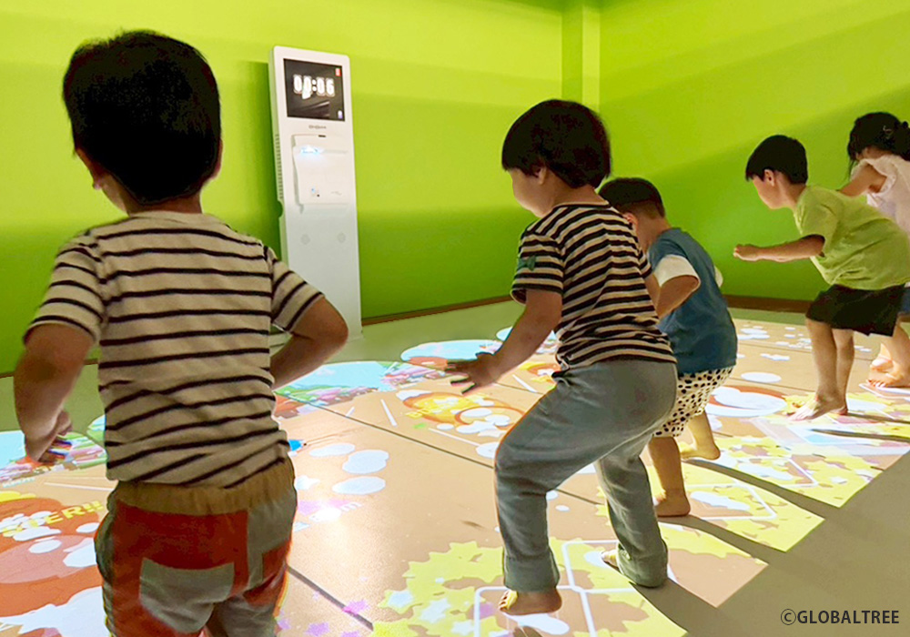 映像に合わせて思いっきり身体を動かそう★ゲーム感覚で楽しめる【DIDIM】を活用した運動遊びに取り組みました！@浦和中尾店・画像